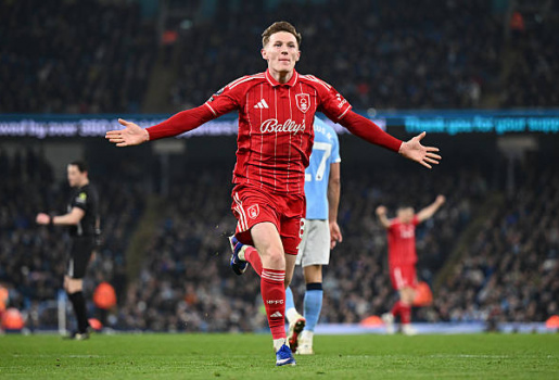Elliot Anderson đánh cược sự nghiệp giữa Man Utd và Man City