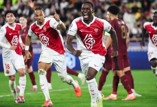 Cựu tiền đạo Arsenal lọt tầm ngắm các CLB Ngoại hạng Anh