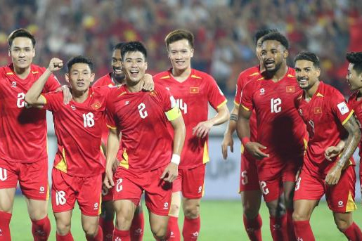 Việt Nam và Thái Lan cùng lọt Top 100 FIFA sau 20 năm