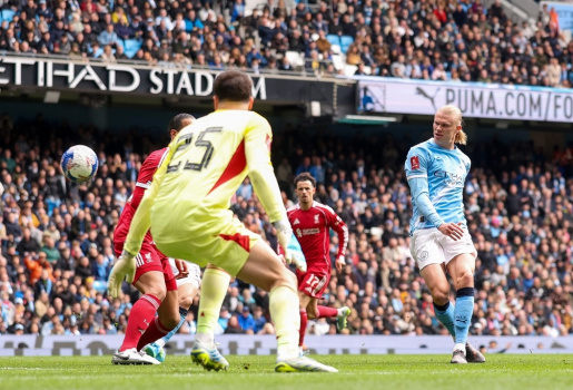 Haaland lập hat-trick, The Kop đầu hàng sớm