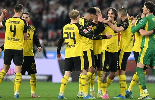 Ghi 2 bàn sau phút 90, Dortmund thắng nghẹt thở Stuttgart