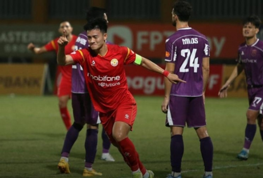 HLV Trần Tiến Đại bảo vệ Thanh Nhàn sau quả penalty hỏng