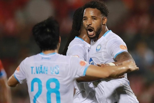 Xuân Son đưa Nam Định ca khúc khải hoàn tại Hà Tĩnh