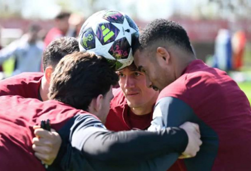 Arsenal bị fan mỉa mai vì bài tập kẹp bút kỳ lạ