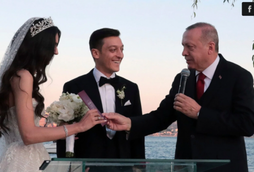 Cuộc sống giàu sang, nhiều thị phi của Mesut Ozil