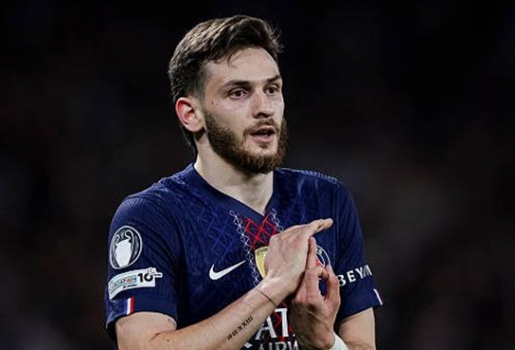Kvaratskhelia cho rằng PSG lẽ ra phải thắng đậm Liverpool