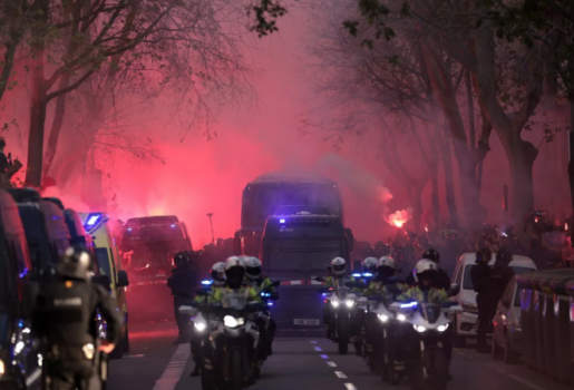 Fan Barca lại tấn công xe buýt Atletico Madrid tại Nou Camp