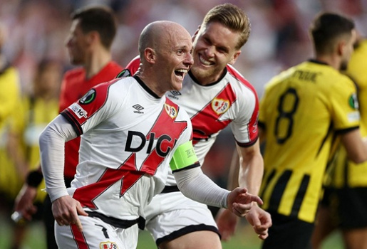 Thắng đậm AEK Athens, Rayo Vallecano chạm tay vào bán kết
