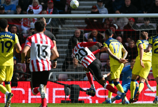 Sunderland thăng hoa đang đẩy Tottenham xuống vực thẳm