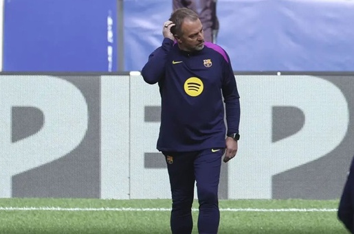 Hansi Flick nối gót Xavi phàn nàn mặt cỏ sân Atletico Madrid