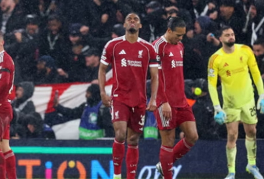 Rooney phản bác Sturridge về quan điểm tái thiết Liverpool