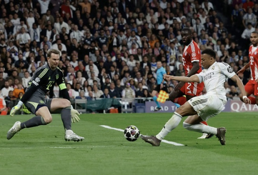 Vì sao Philipp Lahm coi Manuel Neuer là thủ môn trăm năm có một?