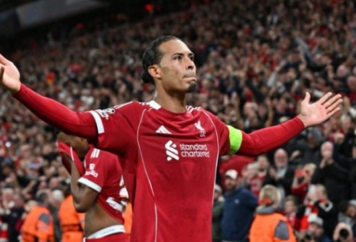 Rooney cảnh báo Van Dijk không thể mãi gồng gánh Liverpool