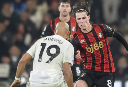 MU liên tục xem giò Alex Scott