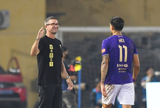 Harry Kewell ví sân tập của CLB Hà Nội như sân Wembley