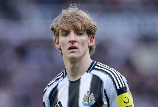Tránh vết xe đổ Isak, Newcastle cần dứt tình với Gordon