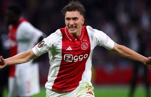MU cử người sang Ajax xem giò sao trẻ Mika Godts