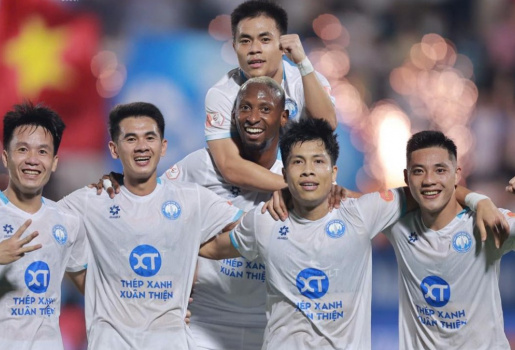 Xuân Son dự bị, Nam Định vẫn thắng dễ CA TPHCM