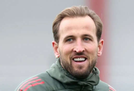 Giải mã miếng dán lạ trên tai sao Bayern trước trận gặp PSG