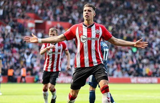 Jan Bednarek bị kẻ trộm uy hiếp bằng dao tại nhà riêng