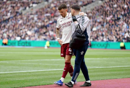 CĐV Arsenal phản ứng khi Ben White nghỉ hết mùa