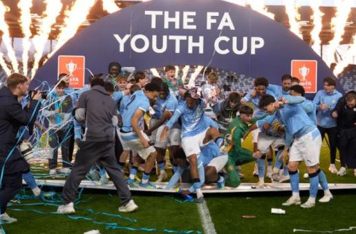 Bục vinh quang đổ sập khi U18 Man City ăn mừng vô địch FA Youth Cup