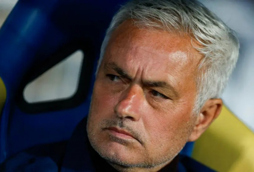Mùa giải bất bại và trắng tay của Jose Mourinho