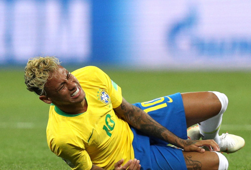 Neymar ăn vạ hay nỗ lực tuyệt vọng để bảo vệ đôi chân?