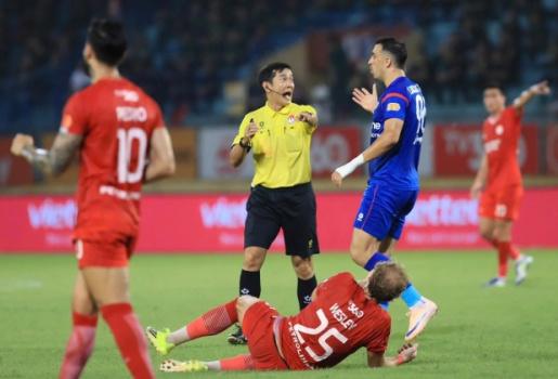 VFF treo còi trọng tài Trần Ngọc Nhớ vì thổi phạt đền tưởng tượng