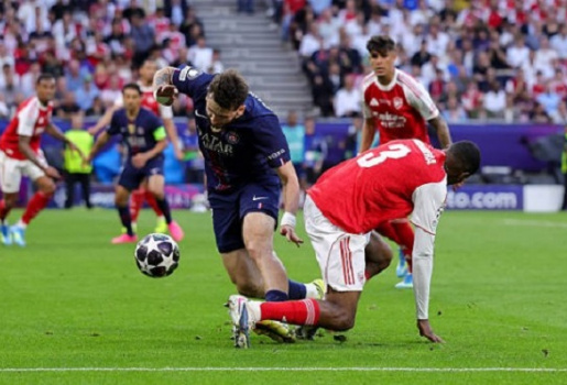 Mosquera biếu phạt đền phá hỏng thế trận của Arsenal