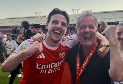 Piers Morgan thấy nực cười khi CĐV Tottenham và Chelsea chế nhạo Arsenal