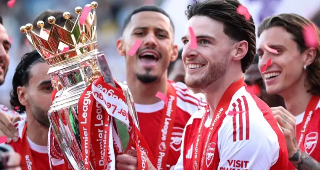 Robbie Fowler khẳng định Declan Rice chưa bằng Steven Gerrard