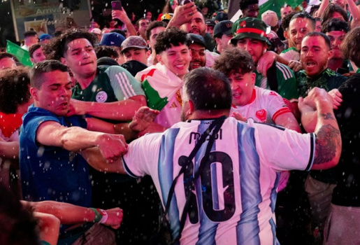 Cách xa SVĐ 1.200 dặm, CĐV Argentina và Algeria vẫn đánh nhau