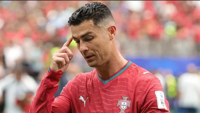 Bothroyd khuyên Ronaldo nên dự bị tại tuyển Bồ Đào Nha