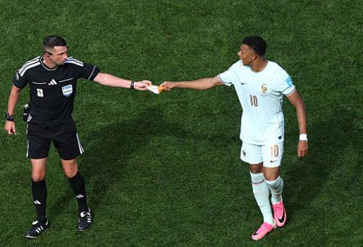 Mbappe trao băng đội trưởng cho trọng tài Anthony Taylor