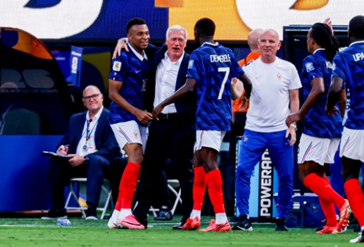Mbappe và ĐT Pháp tri ân HLV Deschamps sau bàn thắng vào lưới Thụy Điển