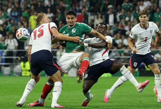 Michael Owen lo tuyển Anh bị Pháp và Tây Ban Nha đè bẹp
