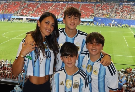 Vợ Messi vỡ òa cảm xúc sau màn ngược dòng kinh điển của Argentina