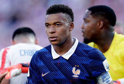 Hakimi khó ngăn cản bước chạy của Mbappe