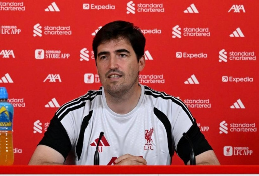 HLV Iraola thừa nhận Liverpool cần thêm tân binh