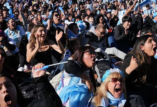 Fan Argentina hát vang khúc ca khiêu khích tuyển Anh