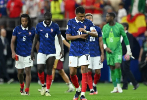 Patrick Vieira chỉ trích cả đội tuyển Pháp sau trận thua Tây Ban Nha