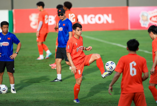Văn Khang lỡ hẹn ASEAN Championship 2026 vì chấn thương