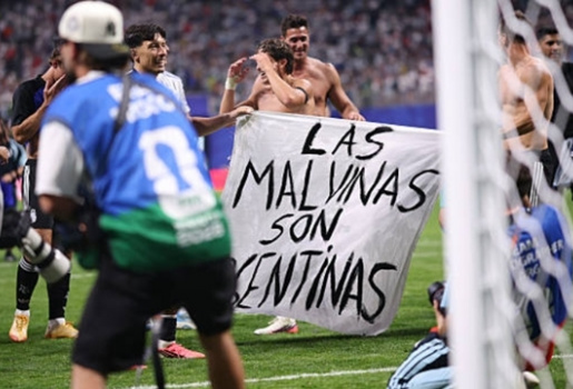 FIFA điều tra Argentina vụ băng rôn Falkland