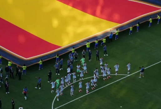 Dàn sao Argentina quay lưng nhìn đối thủ Tây Ban Nha nâng cúp