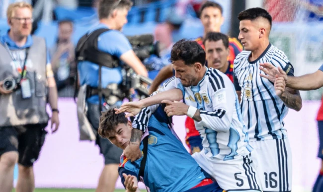 Toàn cảnh màn hỗn loạn giữa Argentina và Tây Ban Nha sau chung kết World Cup