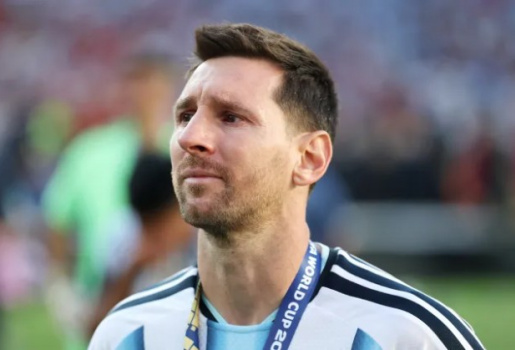 Ronaldo ngầm chỉ trích FIFA thiên vị Messi và đồng đội