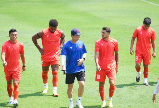 HLV Kim Sang Sik đóng cửa luyện binh đấu Singapore