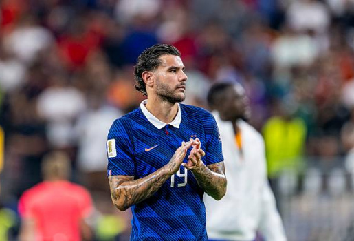 Theo Hernandez tự chào mời Juventus và Napoli