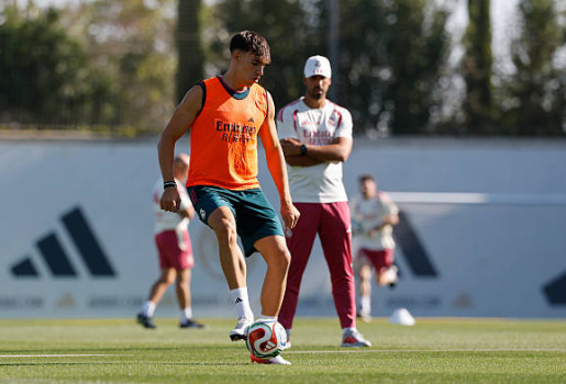 Carlos Espi ra mắt Real Madrid sau chưa đầy 24 giờ